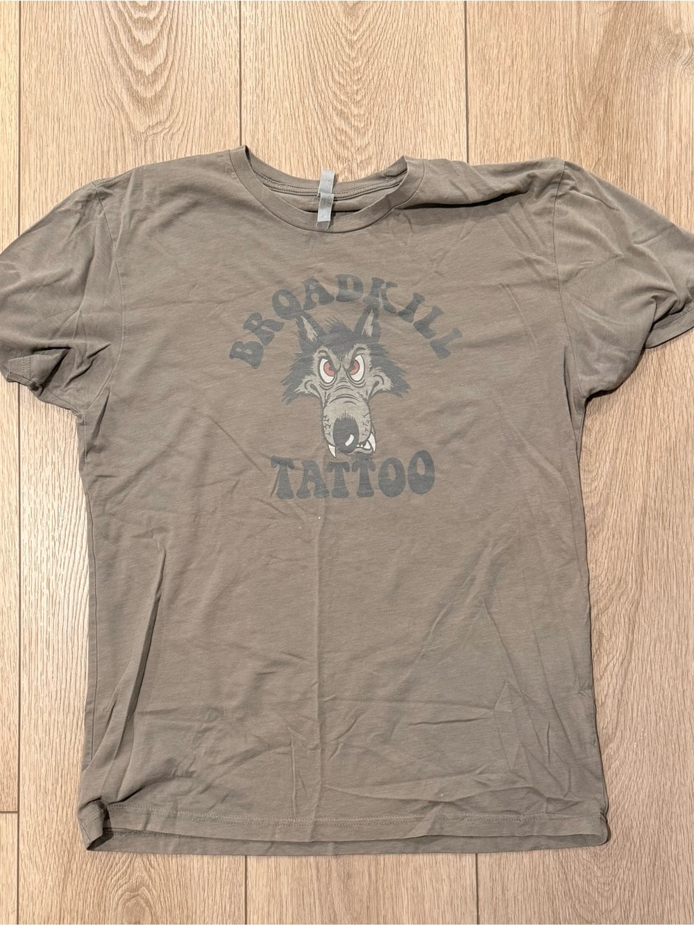 Gildan Wolf Graphic Tee - Tan